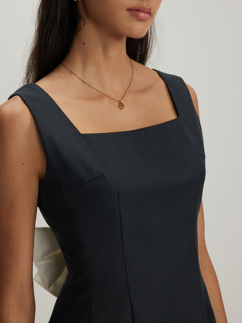 Well Tailored Dress with a Graceful Silhouette