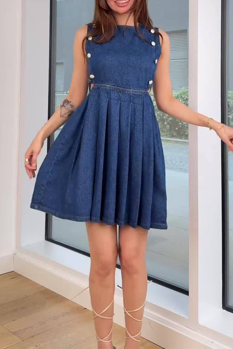 Beautifully Finished Dress in a Timeless Design