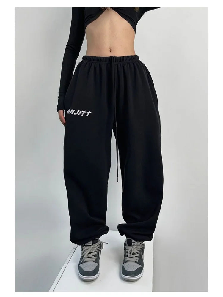 Effortlessly Elegant Pants with a Timeless Design