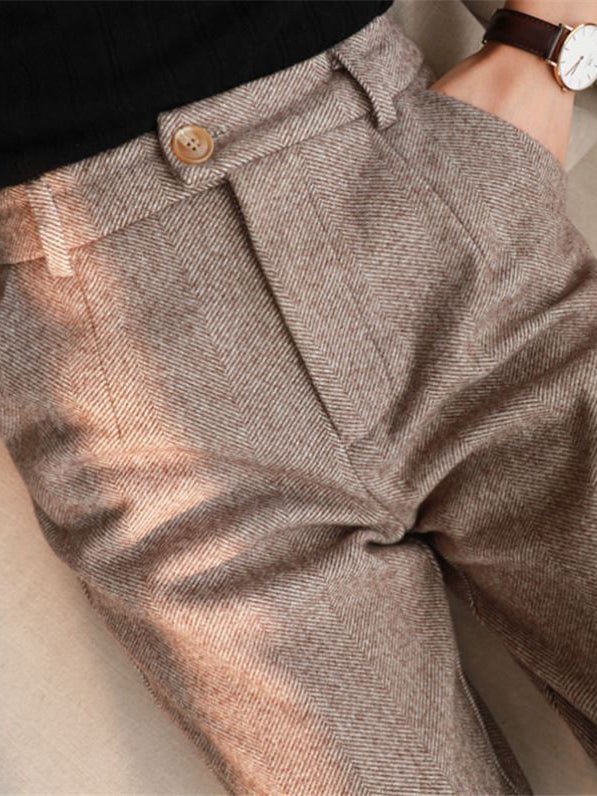 Effortlessly Elegant Pants with a Timeless Design