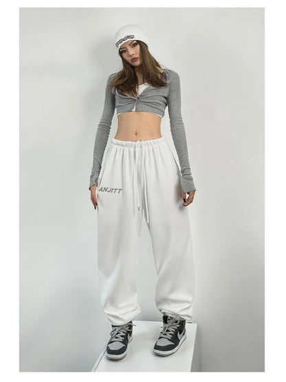 Effortlessly Elegant Pants with a Timeless Design